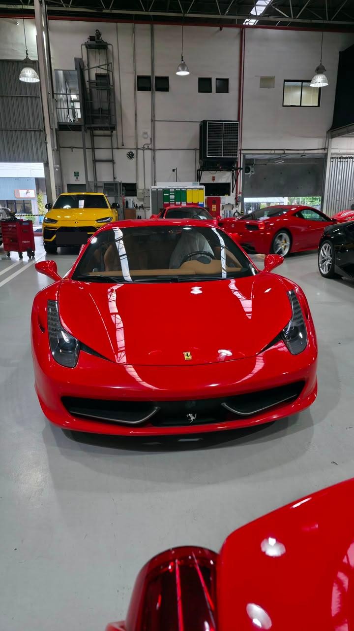 Ferrari 458, com placa protegida