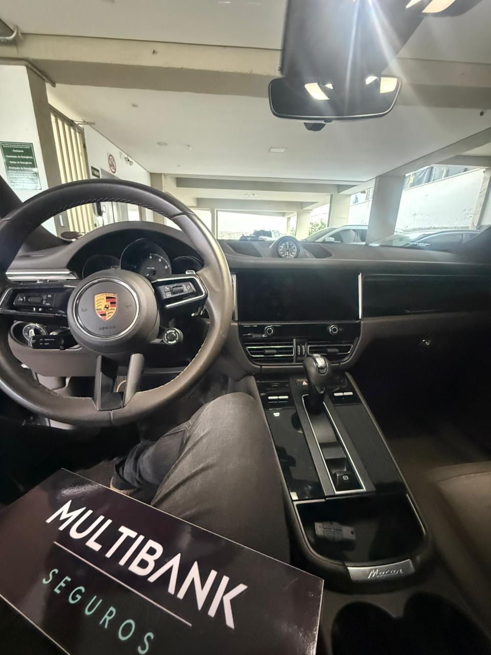 Interior Porsche Macan, com placa protegida