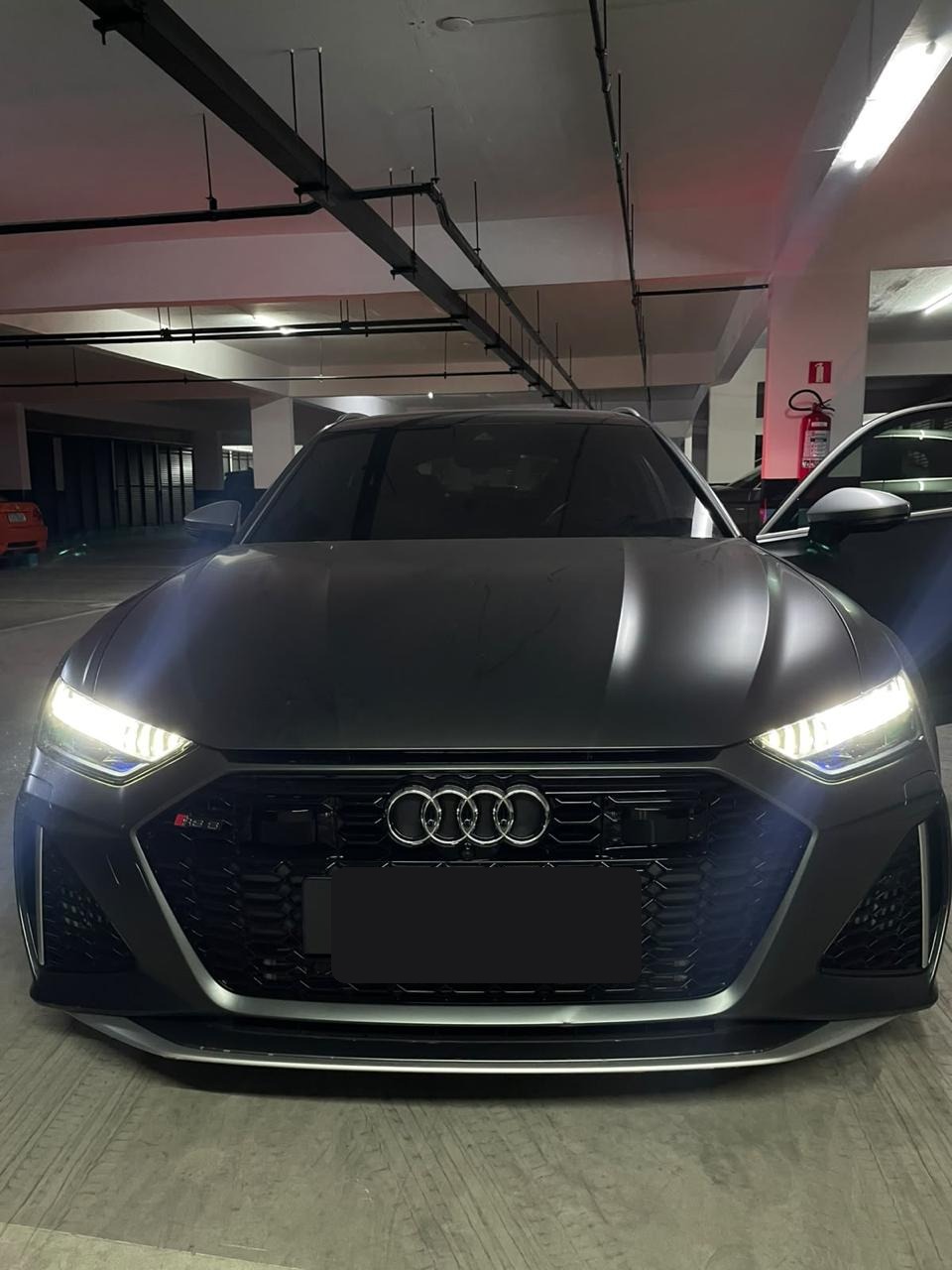 Audi RS 7, com placa protegida