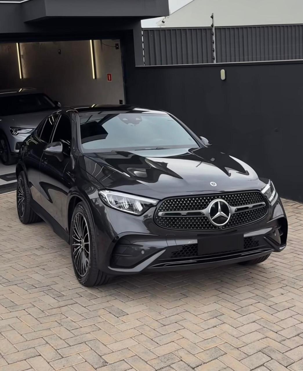Mercedes-Benz GLC, com placa protegida