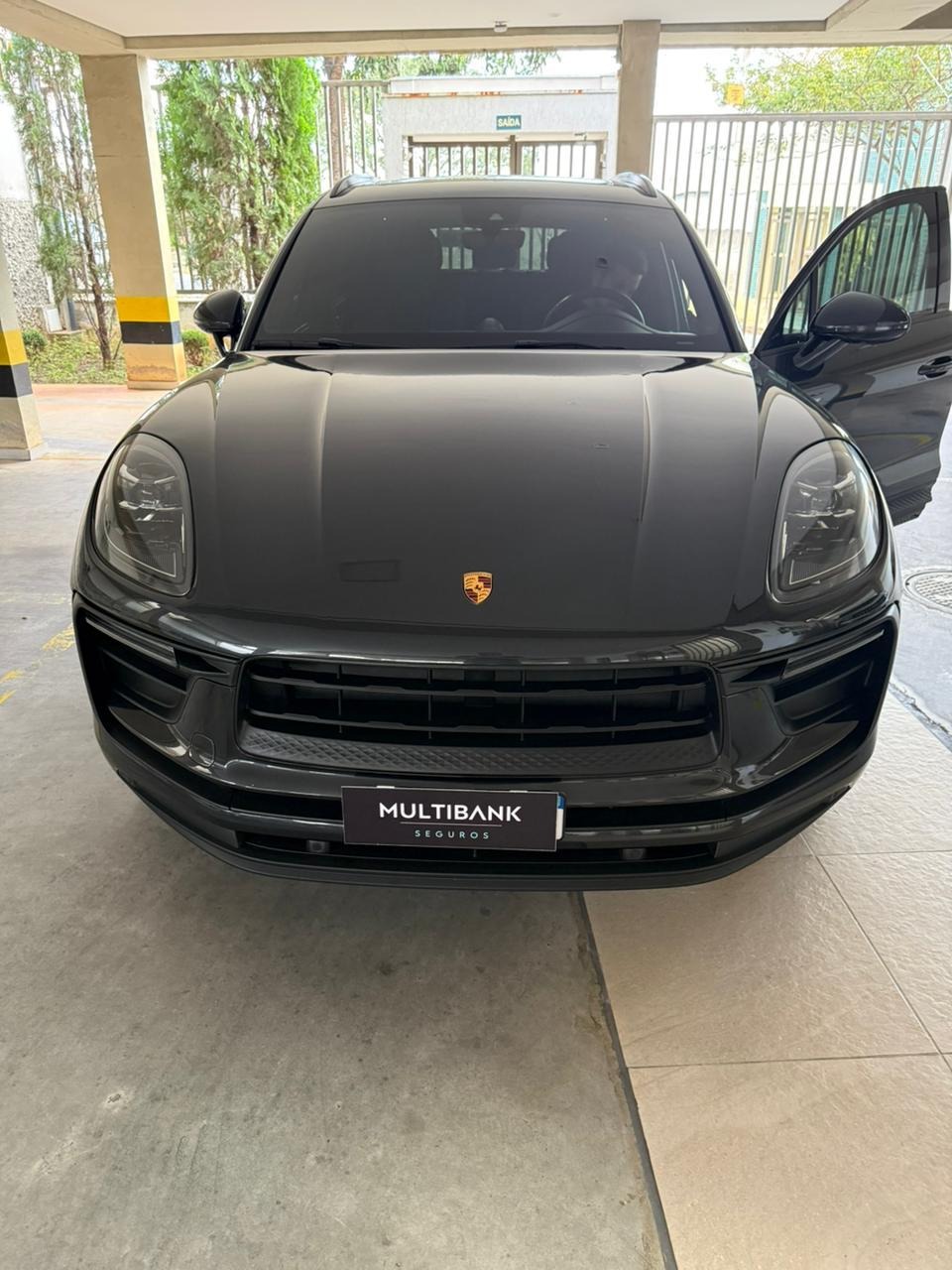 Porsche Macan, com placa protegida