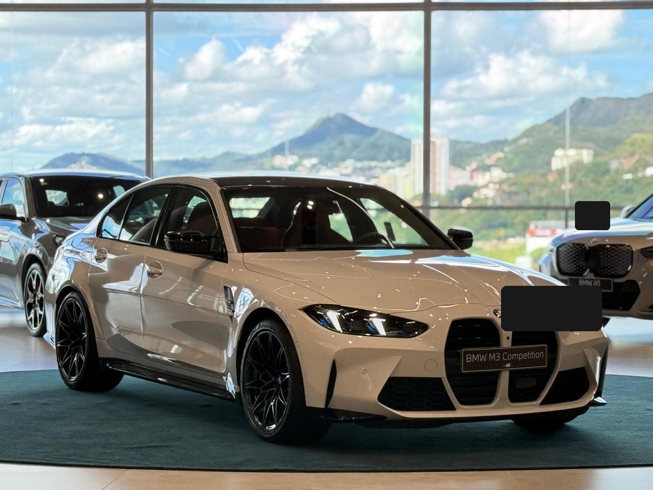 BMW M3 Competition, com placa protegida