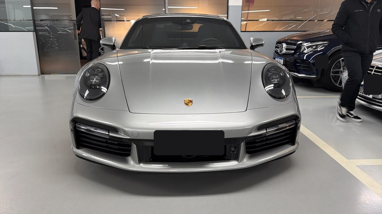 Porsche 911, com placa protegida